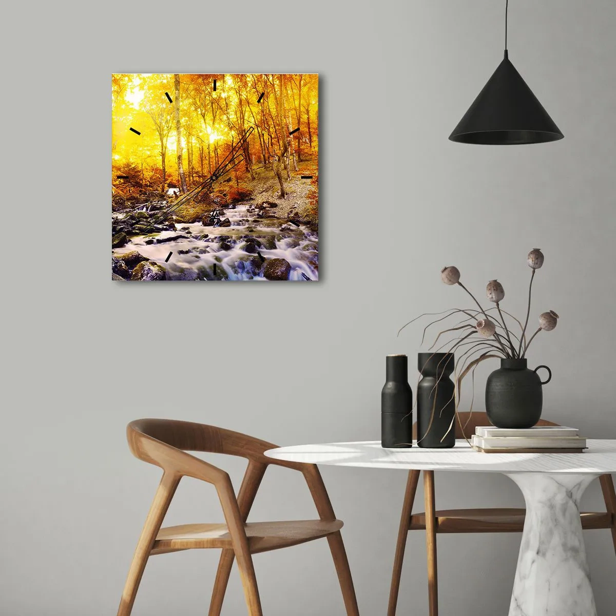 Wanduhr - Glasuhr - Herbstwald mit einem Bach zwischen goldenen Blättern - 30x30cm - In Gold und Platin gefasste Steine - Moderne Wanddekoration für Wohnzimmer und Schlafzimmer ARTTOR
