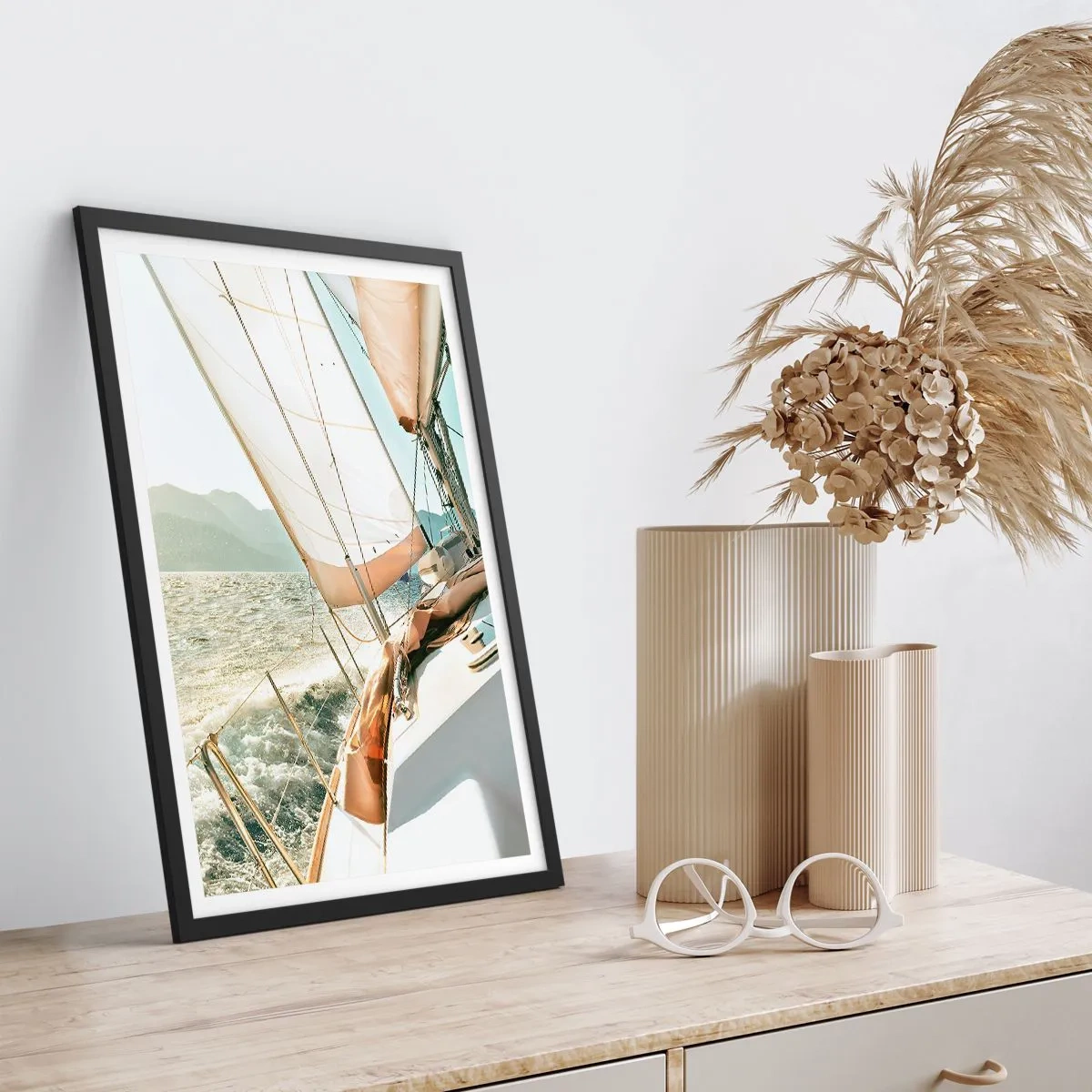 Poster in einem schwarzem Rahmen - Eine Yacht unter vollen Segeln auf offener See im Sonnenschein - 50x70cm - Unter vollen Segeln - Moderne Wanddekoration für Wohnzimmer und Schlafzimmer ARTTOR