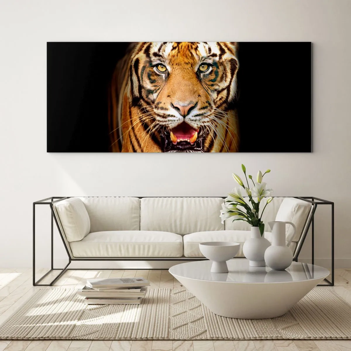 Glasbild - Bild auf glas - Ein Tiger mit offenem Maul auf schwarzem Hintergrund - 120x50cm - Wild im Herzen - Moderne Wanddekoration für Wohnzimmer und Schlafzimmer ARTTOR