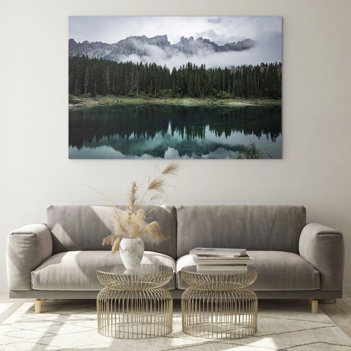 Glasbild - Bild auf glas - Berglandschaft mit See und Wald, die sich im Wasser spiegeln - 120x80cm - Leise, leise, lass uns das Trinkwasser nicht wecken ... - Moderne Wanddekoration für Wohnzimmer und Schlafzimmer ARTTOR
