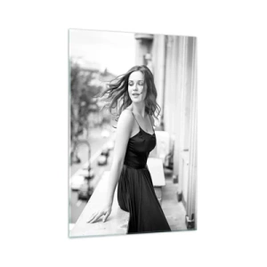 Glasbild - Bild auf glas - Schwarz-Weiß-Foto einer Frau auf einem Balkon - 70x100cm - Bestimmt ein Pariser - Moderne Wanddekoration für Wohnzimmer und Schlafzimmer ARTTOR