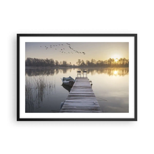 Poster in einem schwarzem Rahmen - Ein Pier am Seeufer am Morgen mit einem Boot und Stühlen - 70x50cm - Ich komme nach einiger Zeit zurück - Moderne Wanddekoration für Wohnzimmer und Schlafzimmer ARTTOR