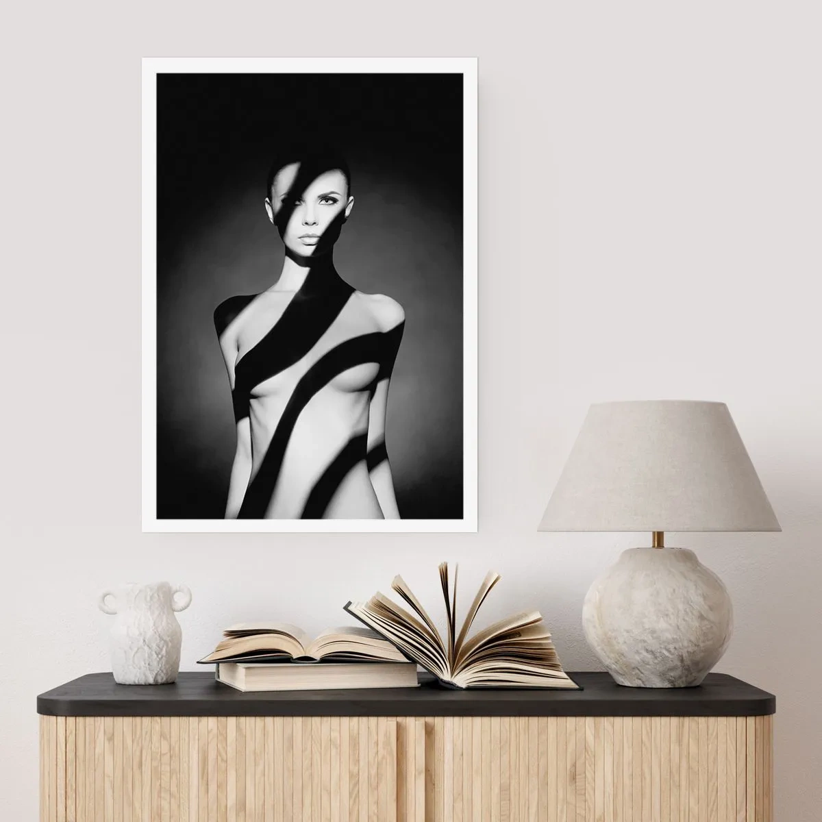 Poster - Frau in schwarz-weißen grafischen Schatten - 50x70cm - In Glanz und Schatten - Moderne Wanddekoration für Wohnzimmer und Schlafzimmer ARTTOR