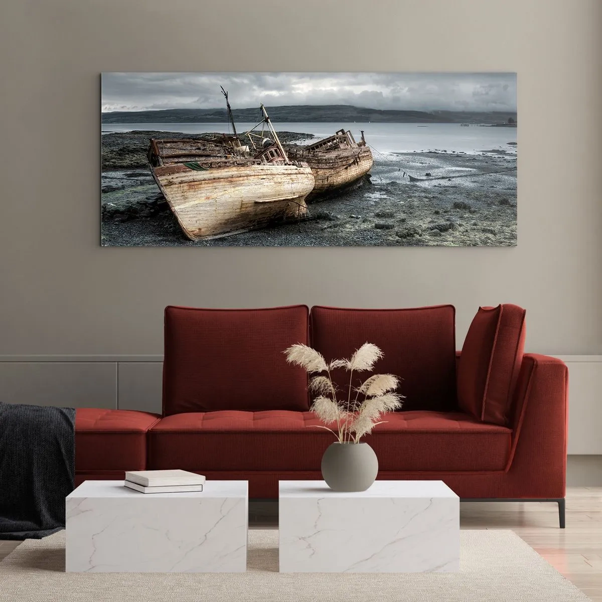 Glasbild - Bild auf glas - Verlassene Boote am Ufer in einer regnerischen Szene - 120x50cm - „Als Zeichen würdevoller Härten“ - Moderne Wanddekoration für Wohnzimmer und Schlafzimmer ARTTOR