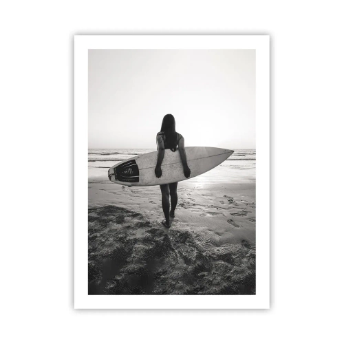 Poster - Frau mit Surfbrett am Strand bei Sonnenuntergang - 50x70cm - Die Tochter der Meereswelle - Moderne Wanddekoration für Wohnzimmer und Schlafzimmer ARTTOR