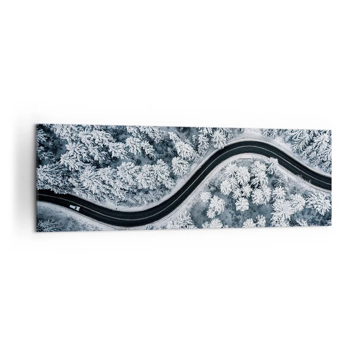 Bild auf Leinwand - Leinwandbild - Eine Vogelperspektive auf eine kurvenreiche Straße in einem Winterwald - 160x50cm - Durch den Winterwald - Moderne Wanddekoration für Wohnzimmer und Schlafzimmer ARTTOR
