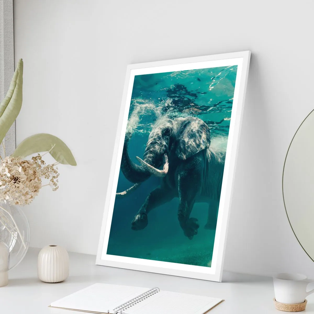 Poster in einem weißen Rahmen - Jeder schwimmt gerne - 61x91 cm