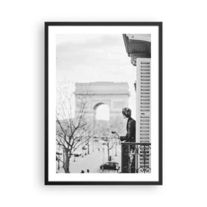 Poster in einem schwarzem Rahmen - Mann auf dem Balkon mit Blick auf den Arc de Triomphe - 50x70cm - Ein Zimmer mit Aussicht - Moderne Wanddekoration für Wohnzimmer und Schlafzimmer ARTTOR