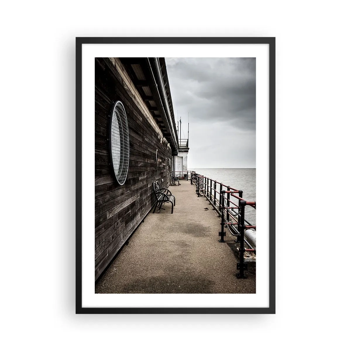 Poster in einem schwarzem Rahmen - Holzsteg mit Bänken am ruhigen Meer - 50x70cm - Die Zeit blieb stehen - Moderne Wanddekoration für Wohnzimmer und Schlafzimmer ARTTOR