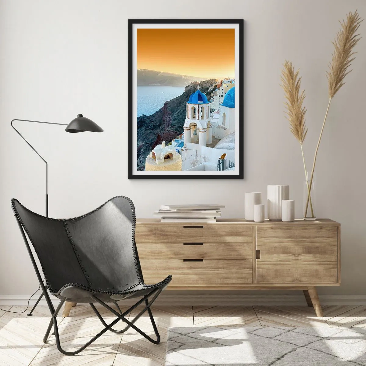 Poster in einem schwarzem Rahmen - Santorini - an die Felsen gekuschelt - 30x40 cm