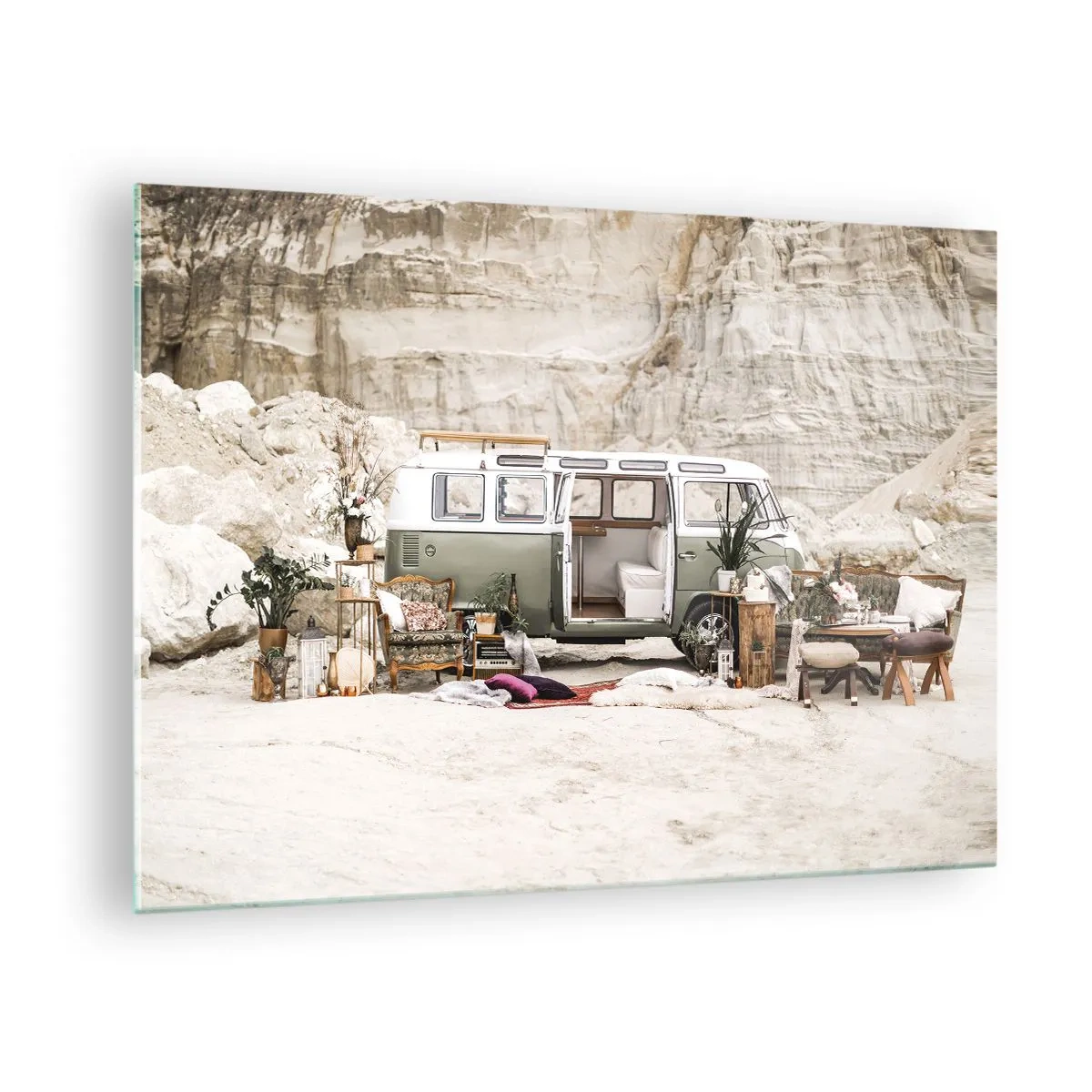 Glasbild - Bild auf glas - Das Innere eines Wohnmobils in einer Wüstenlandschaft mit Boho- und Naturelementen. - 70x50cm - Es ist die Zeit, die Reise zu beginnen - Moderne Wanddekoration für Wohnzimmer und Schlafzimmer ARTTOR