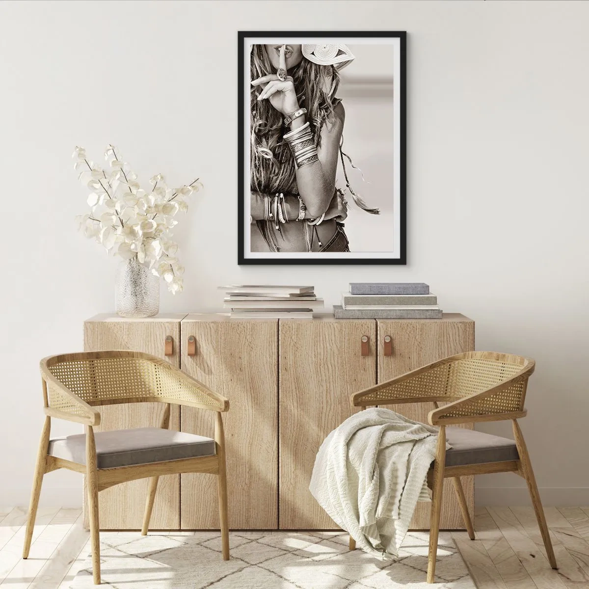 Poster in einem schwarzem Rahmen - Stilvolle Frau mit Schmuck macht eine Geste des Schweigens - 50x70cm - Wieso ein Mädchen - Moderne Wanddekoration für Wohnzimmer und Schlafzimmer ARTTOR