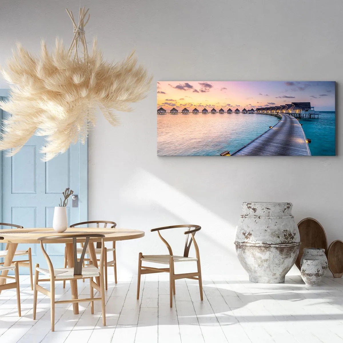 Bild auf Leinwand - Leinwandbild - Der Pier, der bei Sonnenuntergang zu den Cottages am Wasser führt - 140x50cm - Urlaub - zurück zu den Quellen - Moderne Wanddekoration für Wohnzimmer und Schlafzimmer ARTTOR