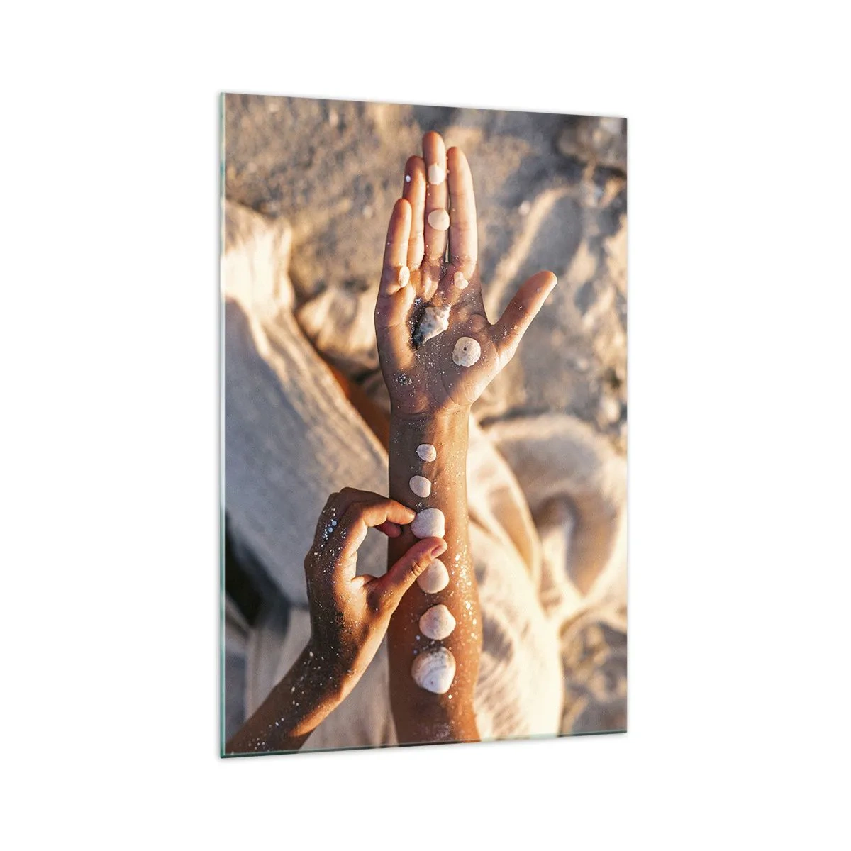 Glasbild - Bild auf glas - Hände mit Muscheln auf dem Sandhintergrund angeordnet - 70x100cm - Schönheit an Ihren Fingerspitzen - Moderne Wanddekoration für Wohnzimmer und Schlafzimmer ARTTOR