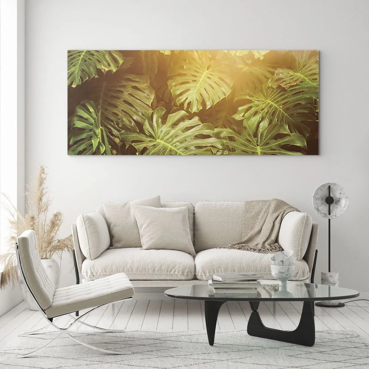 Glasbild - Bild auf glas - Monstera-Blätter im Sonnenlicht vor einem natürlichen Hintergrund - 140x50cm - Ins Grüne tretren... - Moderne Wanddekoration für Wohnzimmer und Schlafzimmer ARTTOR