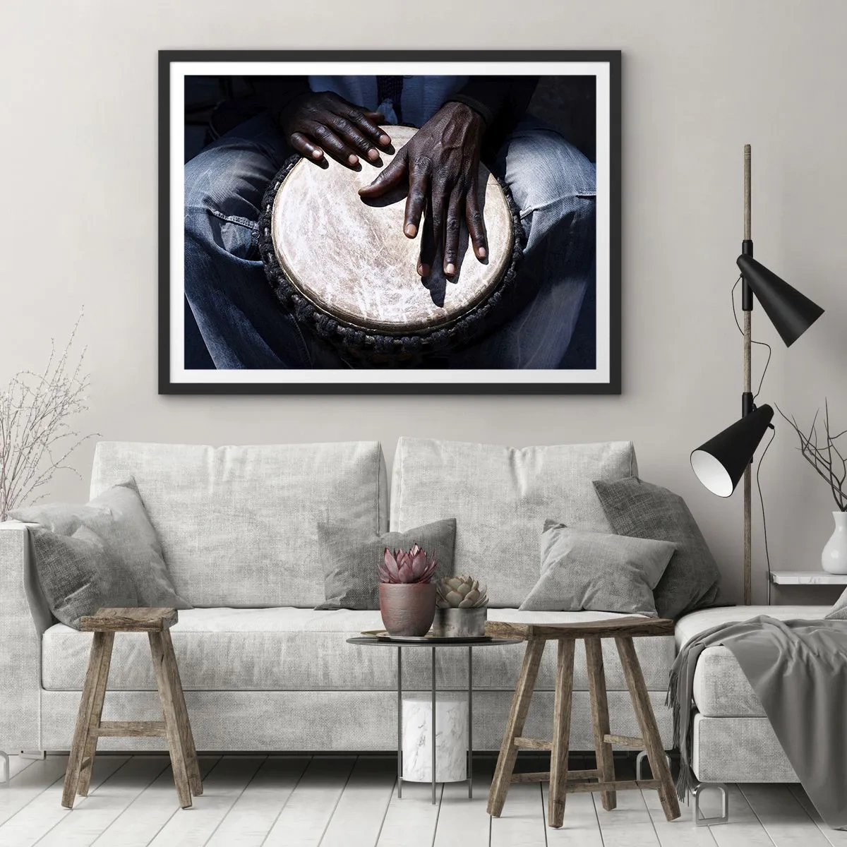 Poster in einem schwarzem Rahmen - Hände spielen eine Djembe-Trommel in einer dynamischen Komposition - 70x50cm - Lebe in deinem eigenen Rhythmus - Moderne Wanddekoration für Wohnzimmer und Schlafzimmer ARTTOR