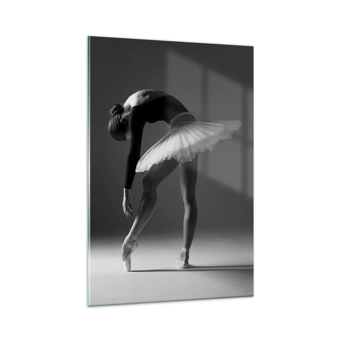 Glasbild - Bild auf glas - Eine Ballerina in eleganter Pose vor schwarz-weißem Hintergrund - 80x120cm - Bella Ballerina - Moderne Wanddekoration für Wohnzimmer und Schlafzimmer ARTTOR