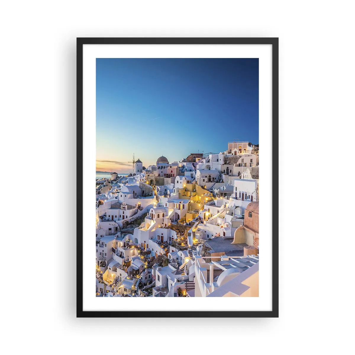 Poster in einem schwarzem Rahmen - Blick auf die beleuchteten Häuser auf Santorin bei Sonnenuntergang - 50x70cm - Die Essenz des Griechischen - Moderne Wanddekoration für Wohnzimmer und Schlafzimmer ARTTOR