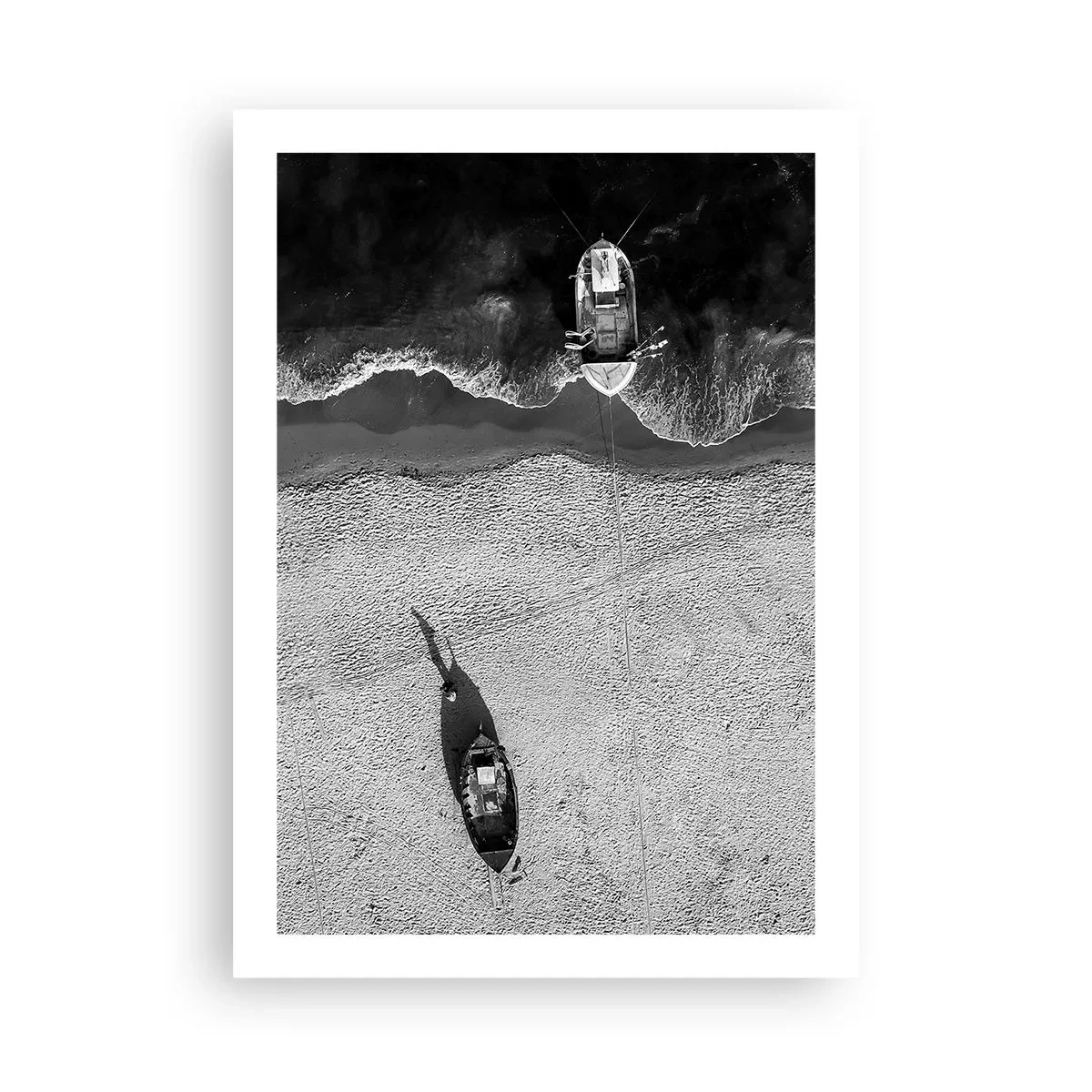 Poster - Eine schwarz-weiße Luftaufnahme eines Bootes an einem Strand - 50x70cm - Immer noch am Ufer… - Moderne Wanddekoration für Wohnzimmer und Schlafzimmer ARTTOR