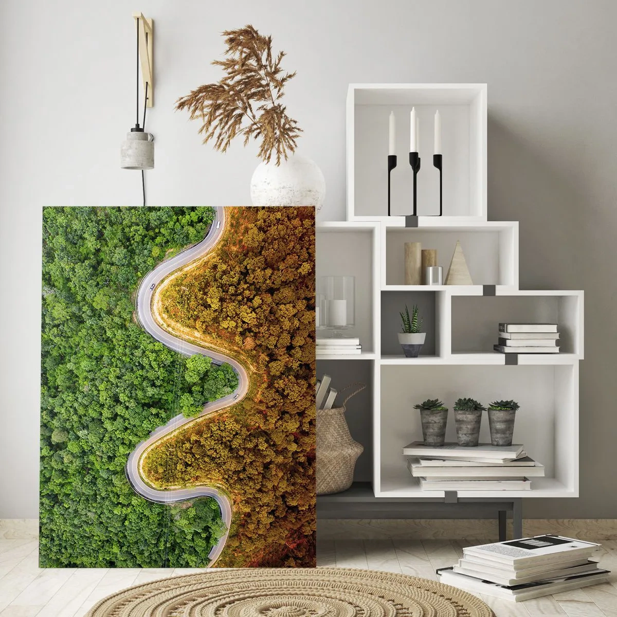 Glasbild - Bild auf glas - Eine kurvenreiche Straße durch einen dichten Wald aus der Vogelperspektive gesehen - 50x70cm - Grenzen und Durchbrüche - Moderne Wanddekoration für Wohnzimmer und Schlafzimmer ARTTOR