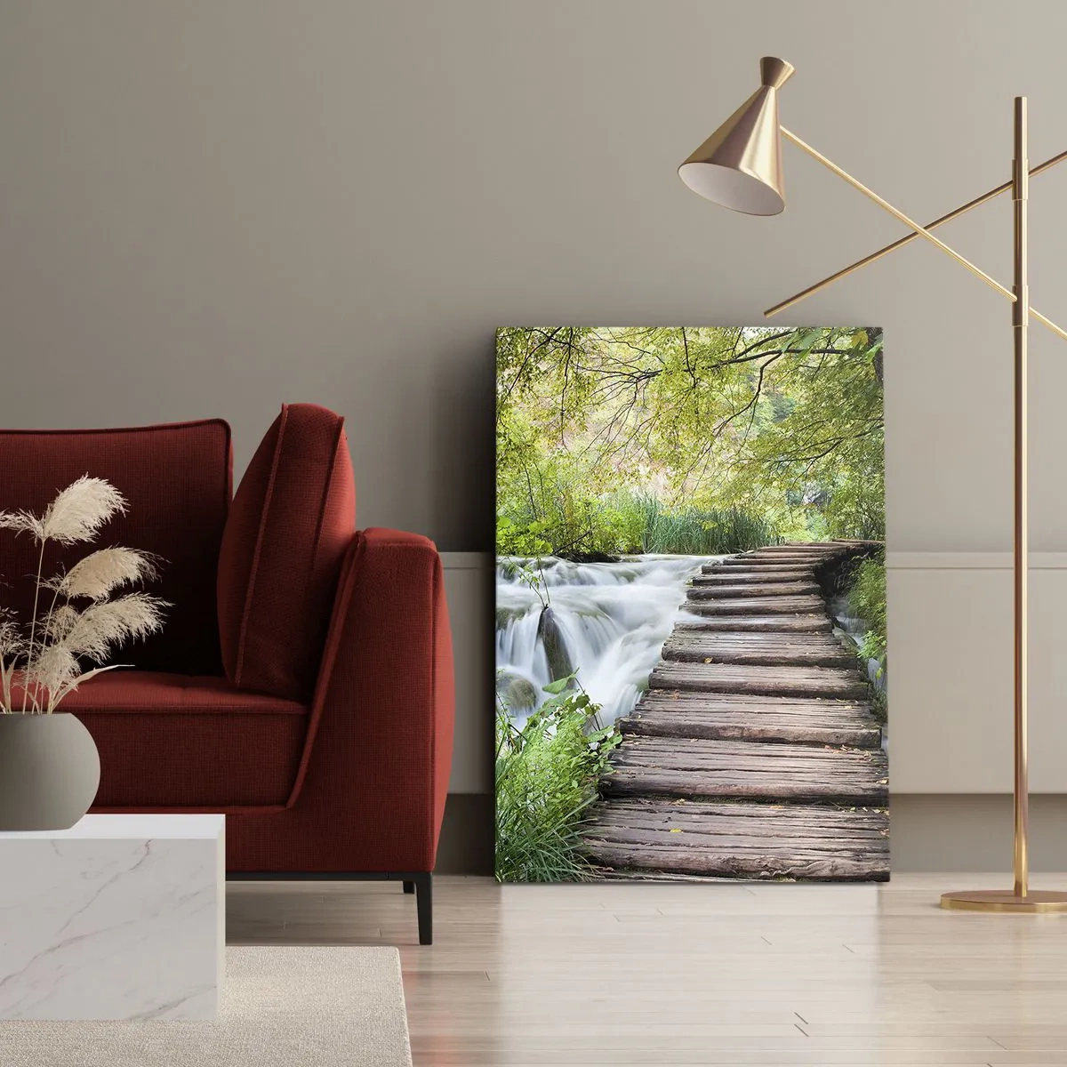Bild auf Leinwand - Leinwandbild - Eine Holzbrücke über einen Wasserfall, umgeben von üppigem grünen Wald. - 50x70cm - Das Wasser ist überhaupt nicht ruhig - Moderne Wanddekoration für Wohnzimmer und Schlafzimmer ARTTOR