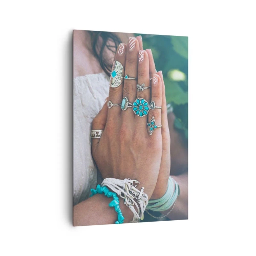 Bild auf Leinwand - Leinwandbild - Mit Boho-Schmuck verzierte Hände - 80x120cm - Willkommen im Zentrum des Seins - Moderne Wanddekoration für Wohnzimmer und Schlafzimmer ARTTOR