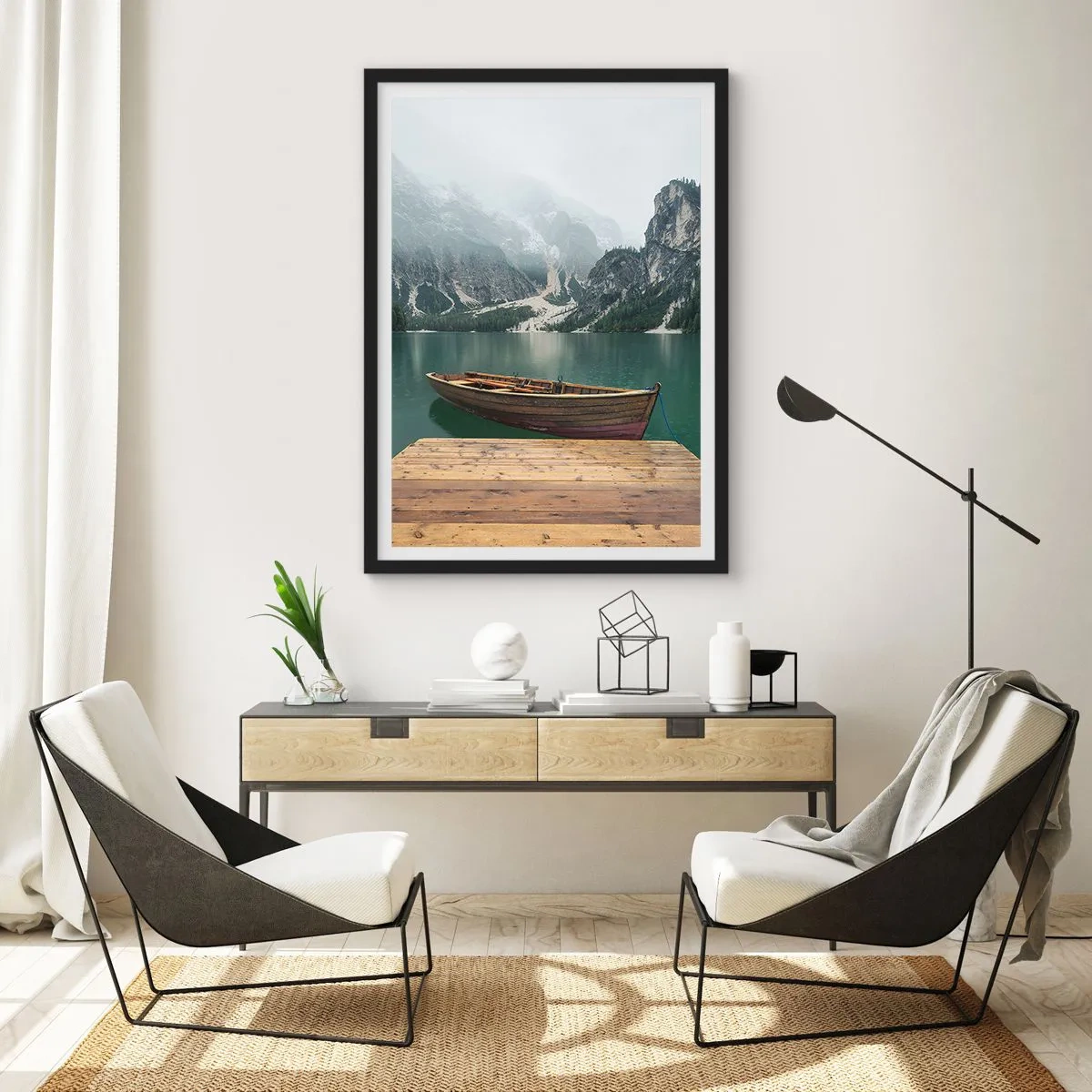 Poster in einem schwarzem Rahmen - Ein Boot am Pier mit Bergen und einem See im Hintergrund - 50x70cm - Und die stolzen Felsen der Stirn - Moderne Wanddekoration für Wohnzimmer und Schlafzimmer ARTTOR