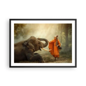 Poster in einem schwarzem Rahmen - Ein Mönch und ein Elefant in Harmonie vor der Kulisse der Natur - 70x50cm - Treffen unterwegs - Moderne Wanddekoration für Wohnzimmer und Schlafzimmer ARTTOR