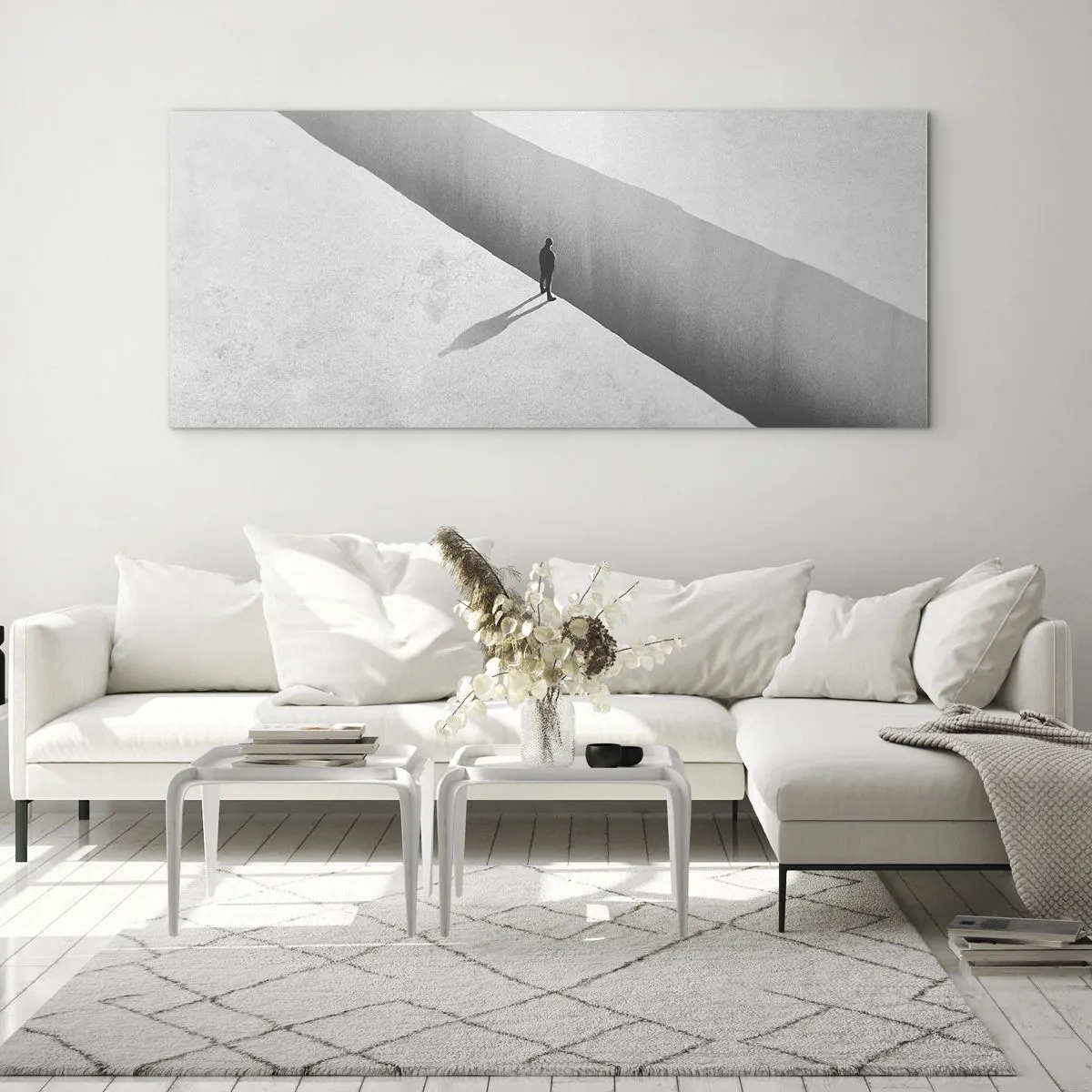 Glasbild - Bild auf glas - Eine einsame Gestalt steht in einer monochromen Umgebung über einem tiefen Abgrund. - 160x50cm - Klares Ziel - Moderne Wanddekoration für Wohnzimmer und Schlafzimmer ARTTOR