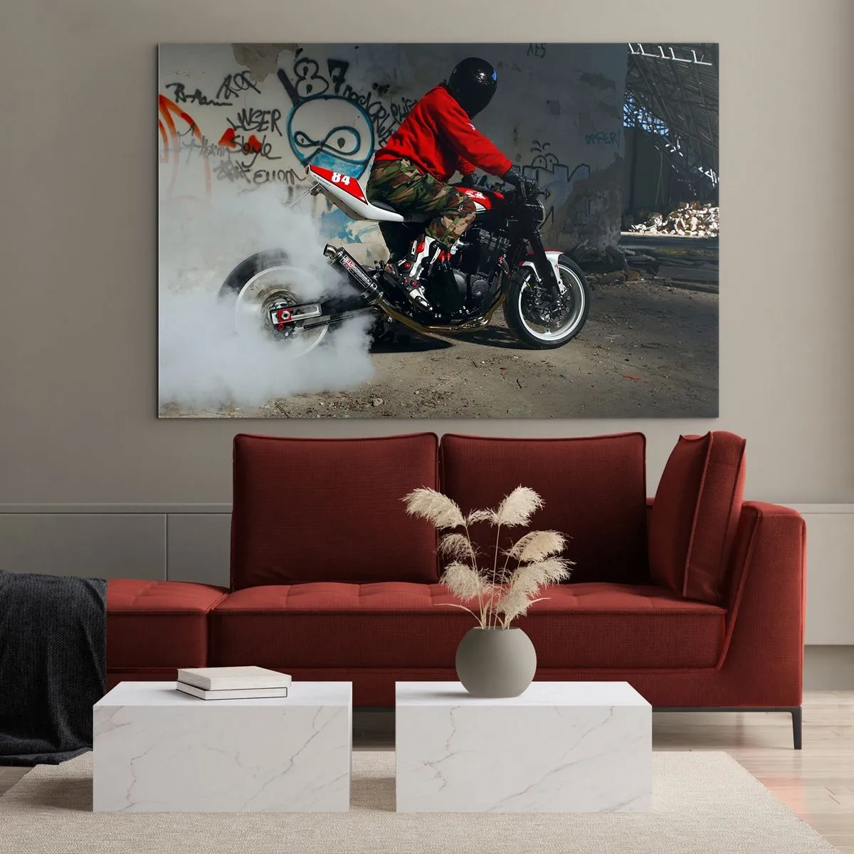 Glasbild - Bild auf glas - Motorradfahrer im Einsatz in einem Industriegebiet - 70x50cm - Verfolge mich! - Moderne Wanddekoration für Wohnzimmer und Schlafzimmer ARTTOR