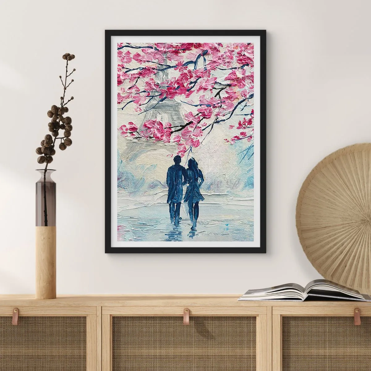 Poster in einem schwarzem Rahmen - Ein Paar unter blühenden Zweigen in romantischer Landschaft - 50x70cm - Romantischer Spaziergang - Moderne Wanddekoration für Wohnzimmer und Schlafzimmer ARTTOR