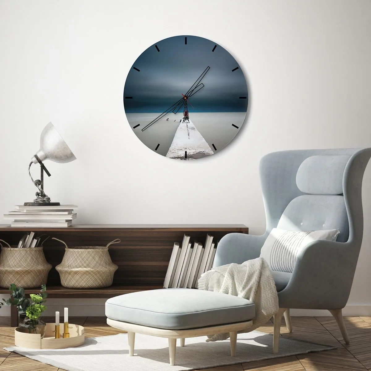 Wanduhr - Glasuhr - Eine minimalistische Brücke, die zum Leuchtturm vor dem Meer führt - 30x30cm - Um der Weite zu begegnen - Moderne Wanddekoration für Wohnzimmer, Küche und Schlafzimmer ARTTOR