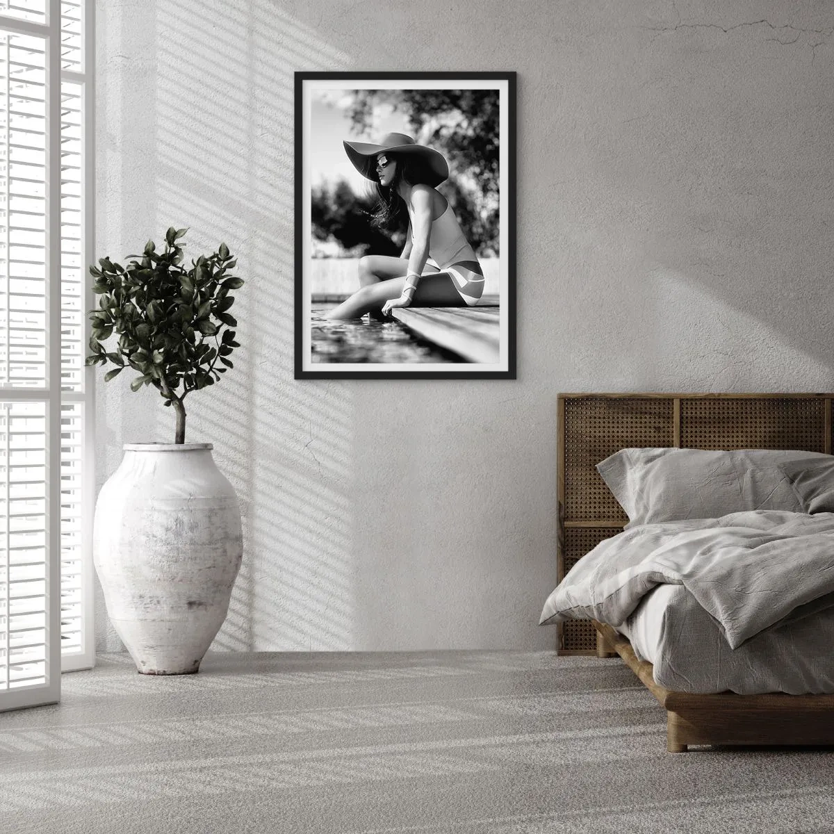 Poster in einem schwarzem Rahmen - Ein Schwarzweißfoto einer Frau mit Hut, die am Wasser sitzt. - 50x70cm - Sommertraum - Moderne Wanddekoration für Wohnzimmer und Schlafzimmer ARTTOR