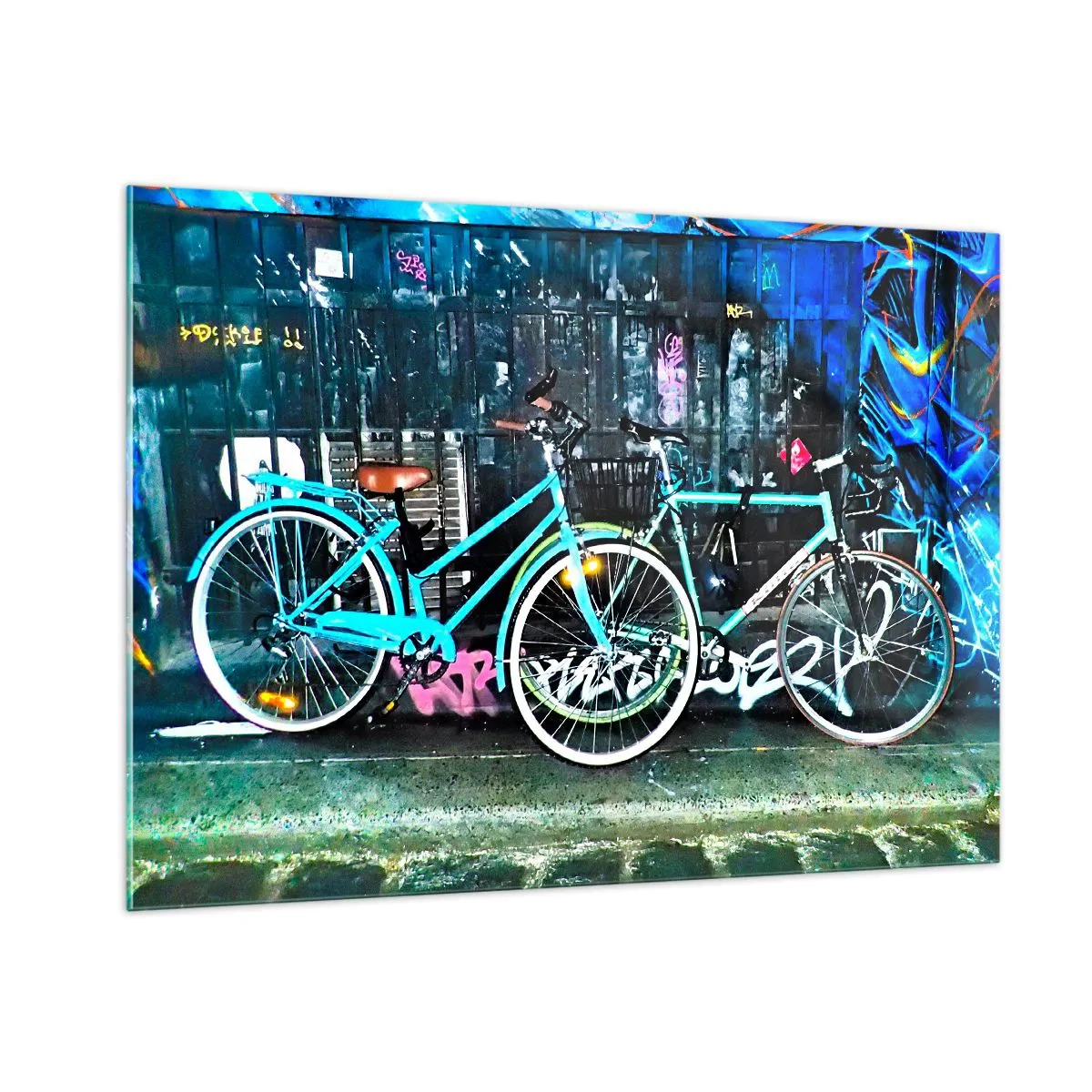 Glasbild - Bild auf glas - Ein Citybike vor Graffiti- und Neon-Atmosphäre - 100x70cm - Die Stadt ruft - Moderne Wanddekoration für Wohnzimmer und Schlafzimmer ARTTOR