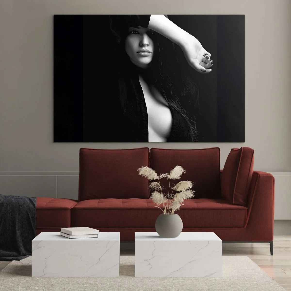 Glasbild - Bild auf glas - Eine Frau in Schwarz in sinnlicher Pose vor dunklem Hintergrund - 70x50cm - Schule der Verführung - Moderne Wanddekoration für Wohnzimmer und Schlafzimmer ARTTOR