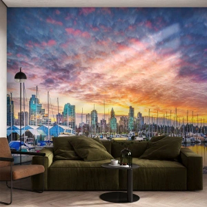 Fototapete Premium Sand - Marina mit Yachten vor der Kulisse der Stadt bei Sonnenuntergang - 100x70cm - Die Stadt der tausend Seefahrer - Moderne Wanddekoration für Wohnzimmer und Schlafzimmer ARTTOR
