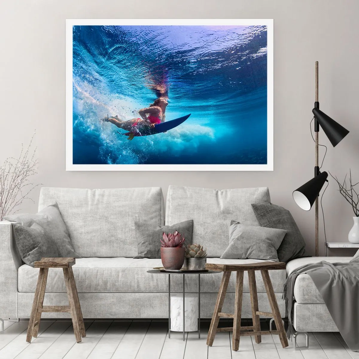 Poster - Ein Surfer unter Wasser in einer dynamischen Komposition in Blautönen. - 100x70cm - Tiefe der Freude - Moderne Wanddekoration für Wohnzimmer und Schlafzimmer ARTTOR