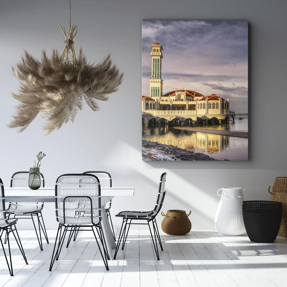 Bild auf Leinwand - Leinwandbild - Ein beeindruckendes Gebäude mit einem Minarett auf dem Wasser, umgeben von einer friedlichen Landschaft - 80x120cm - Tempel der Natur - Moderne Wanddekoration für Wohnzimmer und Schlafzimmer ARTTOR