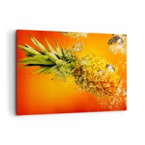 Bild auf Leinwand - Leinwandbild - Eine in Wasser getauchte Ananas vor einem orangefarbenen Hintergrund mit Farbverlauf. - 100x70cm - Tropisch saftige Frische - Moderne Wanddekoration für Wohnzimmer und Schlafzimmer ARTTOR
