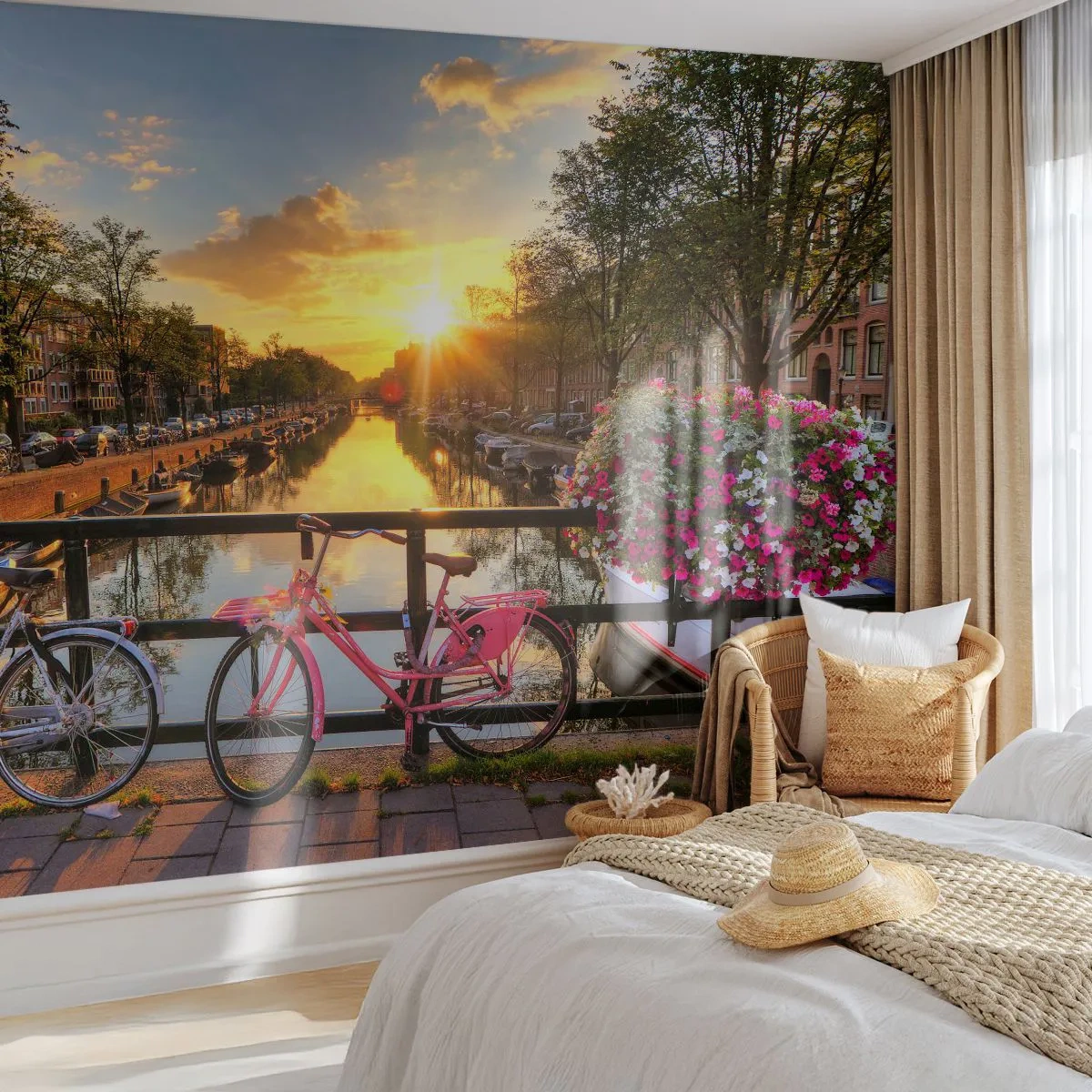 Fototapete Premium Sand - Brücke über den Kanal mit Fahrrädern bei Sonnenuntergang - 100x70cm - Frühlingsmorgen in Amsterdam - Moderne Wanddekoration für Wohnzimmer und Schlafzimmer ARTTOR