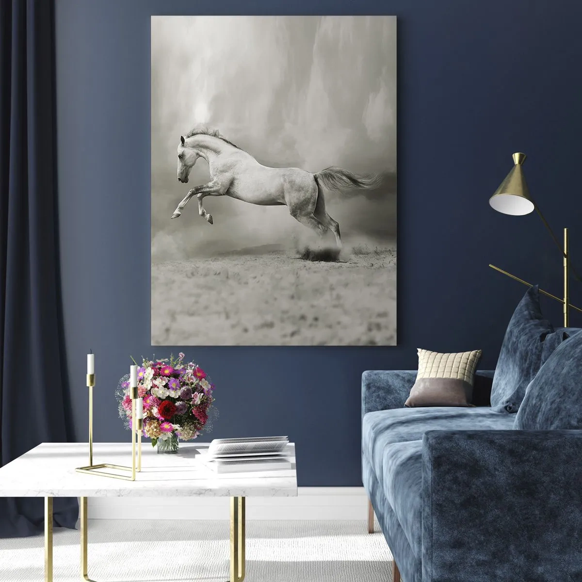 Glasbild - Bild auf glas - Ein weißes Pferd springt gegen die Wolken - 50x70cm - Zwischen Aufwachen und Schlafen - Moderne Wanddekoration für Wohnzimmer und Schlafzimmer ARTTOR