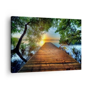 Bild auf Leinwand - Leinwandbild - Ein von Grün umgebener Holzsteg bei Sonnenuntergang - 70x50cm - Nimm dir Zeit, setz dich hin - Moderne Wanddekoration für Wohnzimmer und Schlafzimmer ARTTOR