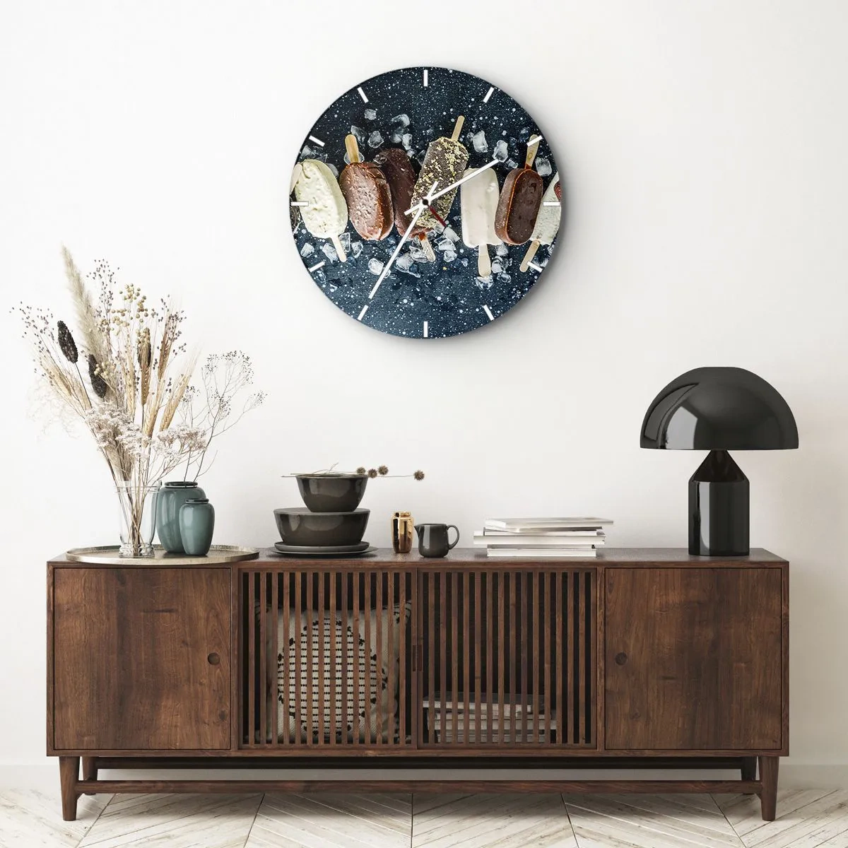Wanduhr - Glasuhr - Schokoladen- und Vanilleeis am Stiel mit Eiscreme im Hintergrund - 30x30cm - Geschmack des heißen Sommers - Moderne Wanddekoration für Wohnzimmer, Küche und Schlafzimmer ARTTOR