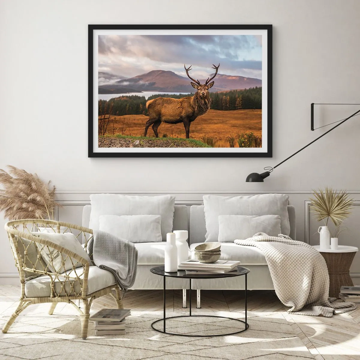 Poster in einem schwarzem Rahmen - Ein Hirsch vor der Kulisse einer Berglandschaft mit Seen und Wäldern - 100x70cm - Die Majestät der Natur - Moderne Wanddekoration für Wohnzimmer und Schlafzimmer ARTTOR