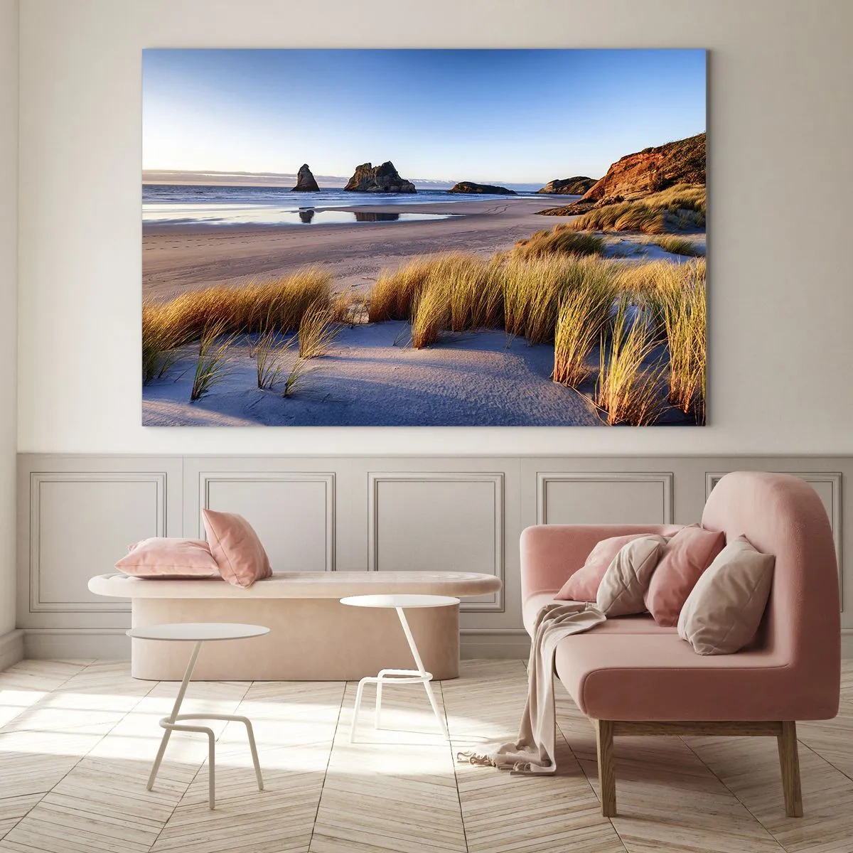 Glasbild - Bild auf glas - Ein Strand im Morgengrauen mit Gras und Felsen im Hintergrund und einem ruhigen Meer - 120x80cm - Für Friedenssuchende - Moderne Wanddekoration für Wohnzimmer und Schlafzimmer ARTTOR