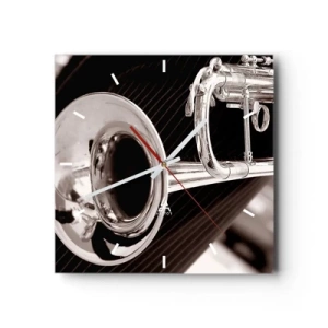 Wanduhr - Glasuhr - Eine Nahaufnahme einer silbernen Trompete vor einem eleganten Stoffhintergrund. - 30x30cm - Eine musikalische Reise in die 1930er Jahre - Moderne Wanddekoration für Wohnzimmer und Schlafzimmer ARTTOR