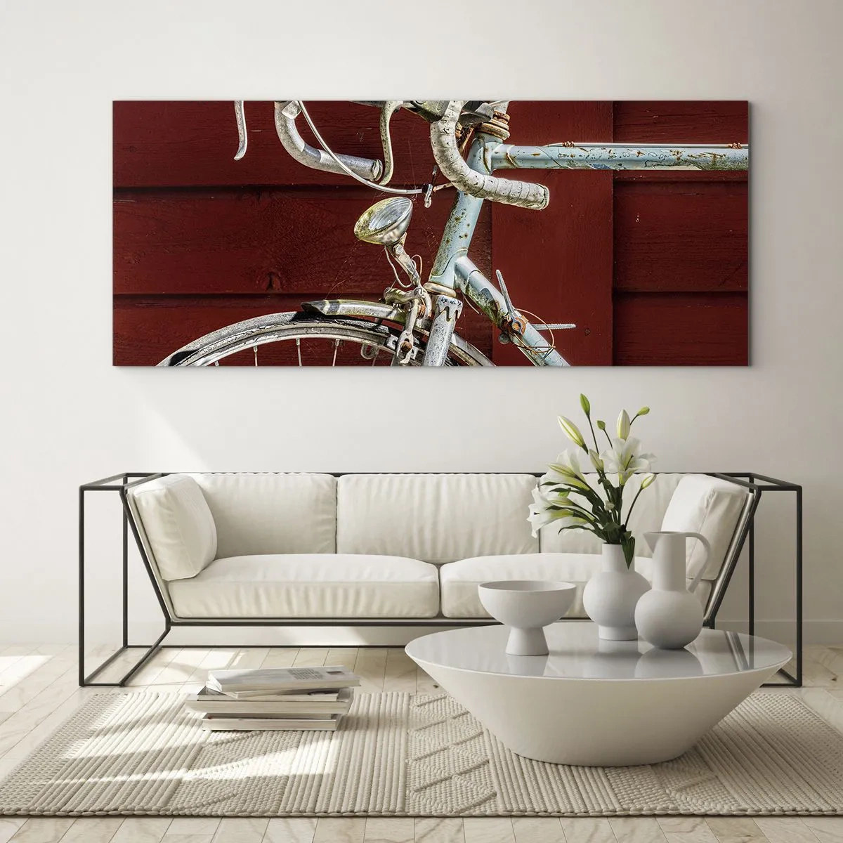 Glasbild - Bild auf glas - Ein Vintage-Fahrrad vor einer roten Holzwand - 140x50cm - Geschaffen um zu siegen - Moderne Wanddekoration für Wohnzimmer und Schlafzimmer ARTTOR