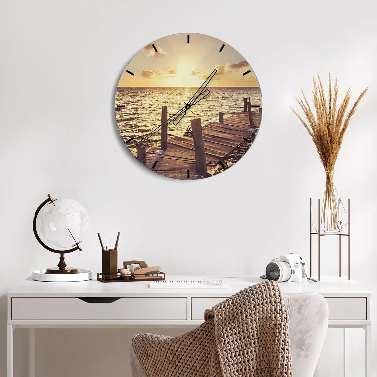 Wanduhr - Glasuhr - Holzsteg bei Sonnenuntergang - 30x30cm - Das goldene Land der Sanftmut - Moderne Wanddekoration für Wohnzimmer, Küche und Schlafzimmer ARTTOR