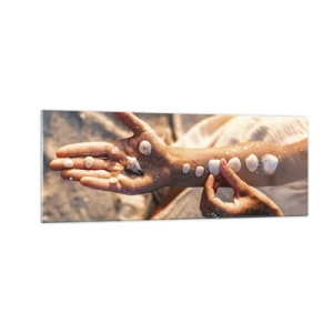 Glasbild - Bild auf glas - Hände mit Muscheln auf dem Sandhintergrund angeordnet - 140x50cm - Schönheit an Ihren Fingerspitzen - Moderne Wanddekoration für Wohnzimmer und Schlafzimmer ARTTOR