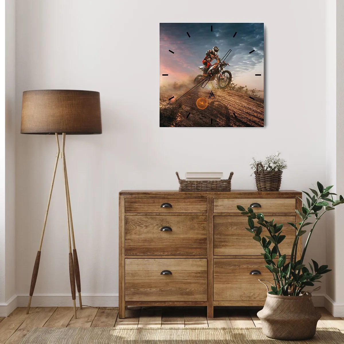 Wanduhr - Glasuhr - Motorradfahrer in den Dünen bei Sonnenuntergang - 30x30cm - Für den Sieg - Moderne Wanddekoration für Wohnzimmer und Schlafzimmer ARTTOR